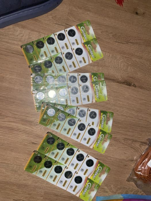 vând 40 baterii cr2035