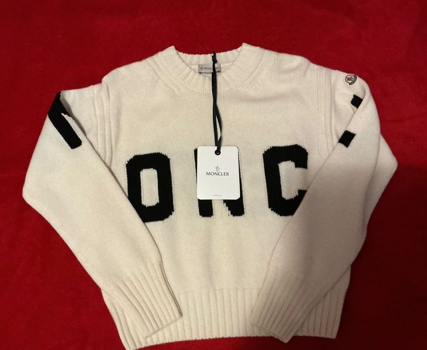 Bluza dama moncler alba cu scris pe ea