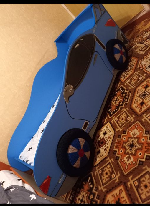 Продам детскую кровать в форме автомобиля