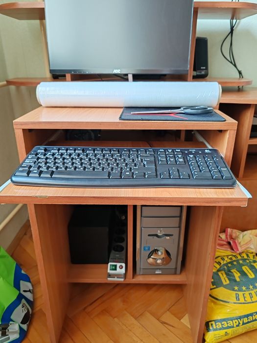 Компютърно бюро с рафт за декорации