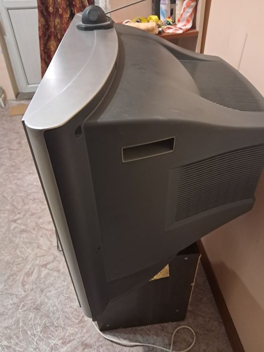 Телевизор LG  продам срочно.