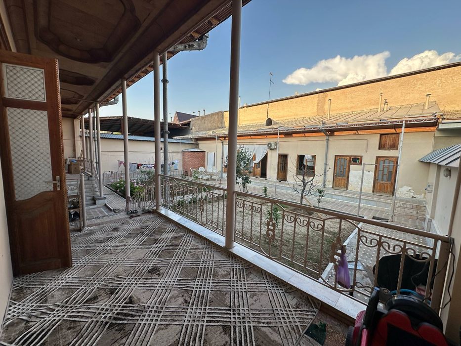Uchtepa tumani izza mahalladan hashamatli hovli sotuvda