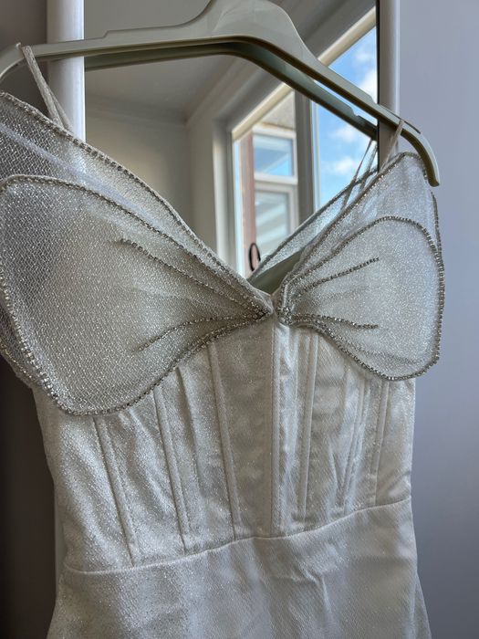 Бяла вталена мини рокля с брокат