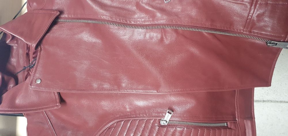 Дамско червено  яке GUESS