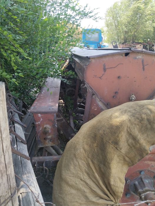 Сеялка жоңышқа себетінімен