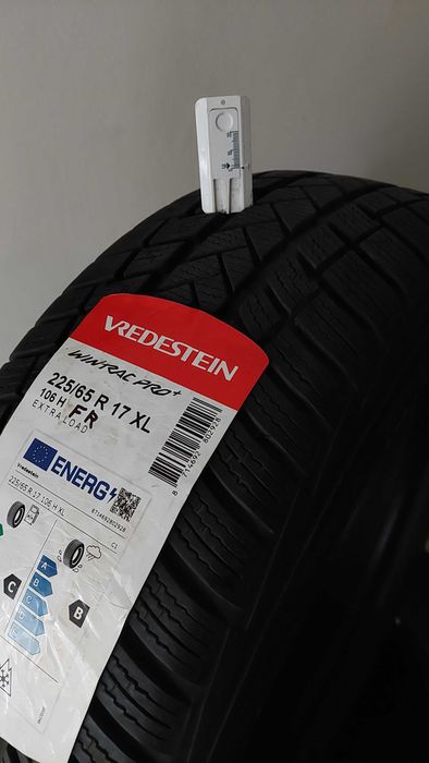 Гуми 225/65R17, Vredestein, Грайфер 7+ мм, DOT 3524. Купувани преди по-малко от 1г, ползвани само 1 сезон, дек-фев. Минах на гуми А/Т.
