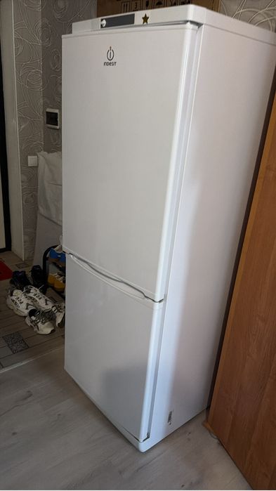 Продам холодильник Indesit