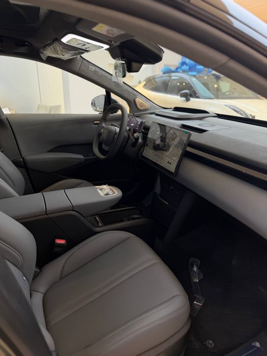 Zeekr x rasmiy diller