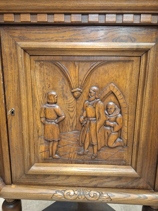 Винтидж ъглов шкаф с богата дърворезба