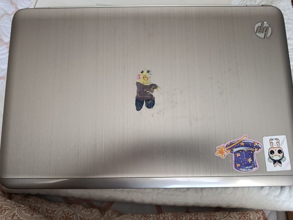 На продаже два ноутбука, MacBook и HP