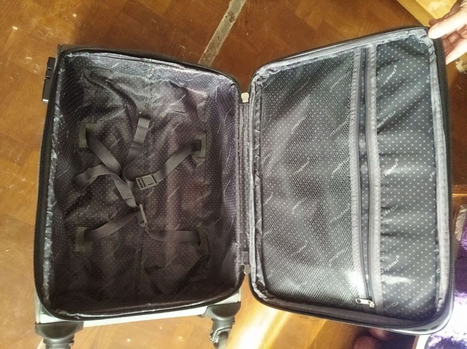 Чемодан на колёсиках