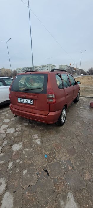 Автомобиль Спейс Стар