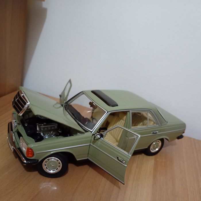 Machetă 1:18 Mercedes -benz W 123.