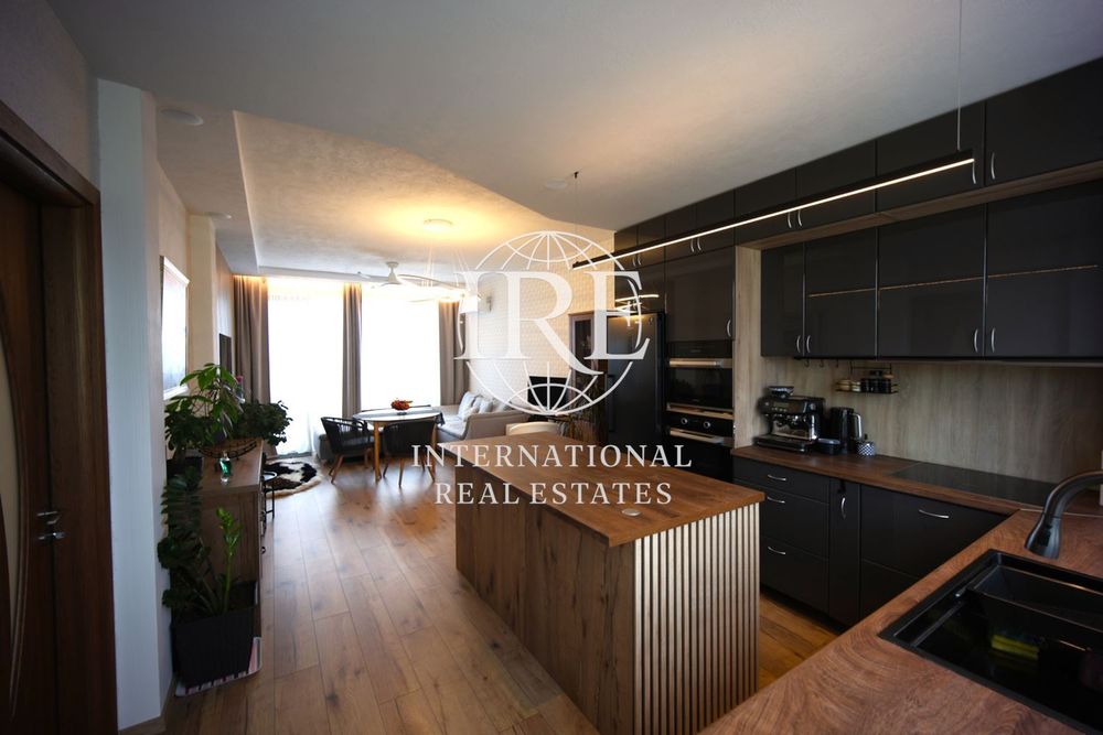 Продава се Тристаен апартамент в к.к. Св.Св. Константин и Елена - 146 кв.м за 1044 €/кв.м - Снимка #1