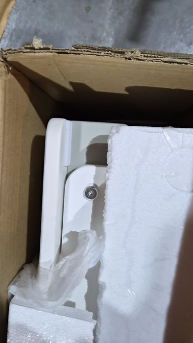 Masă de înfășat Badabulle, montaj pe perete, nouă, nefolosită.