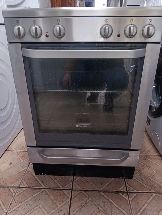 Иноксова  печка с керамичен плот Electrolux 2 години Гаранциия