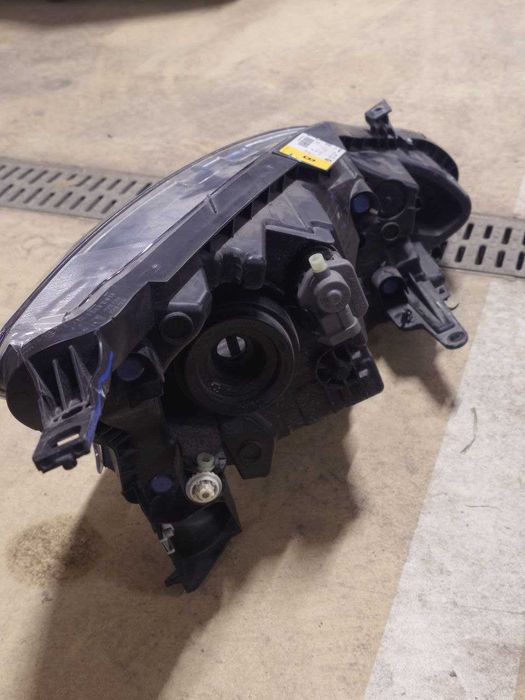 Фар за Нисан е-нв200 в добро състояние