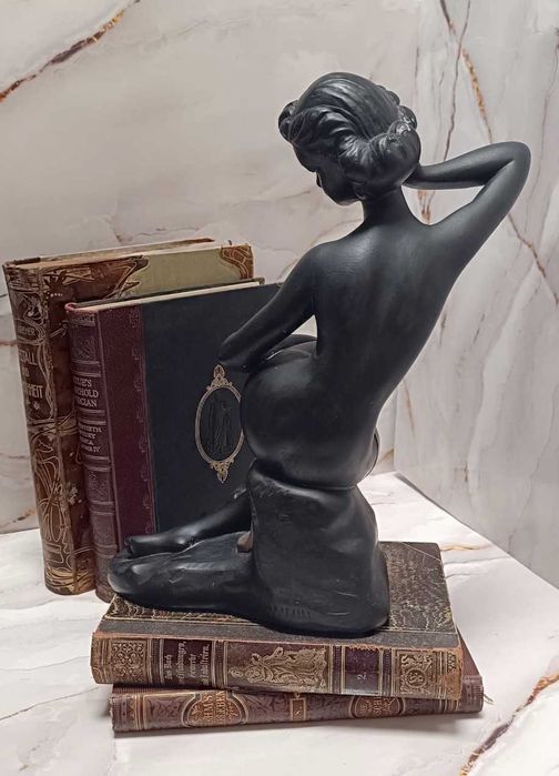 Statuetă fată, nud