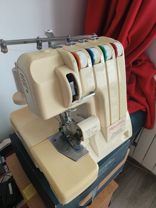 Mașină de surfilat merrylock 740dsa