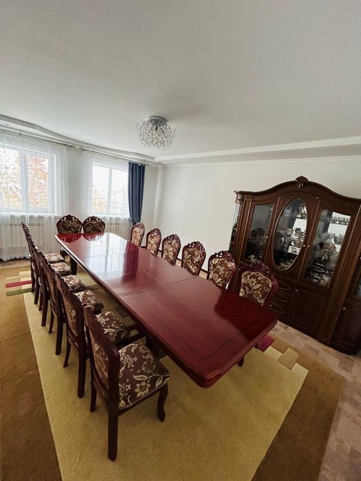 Стол со стульями для гостиной