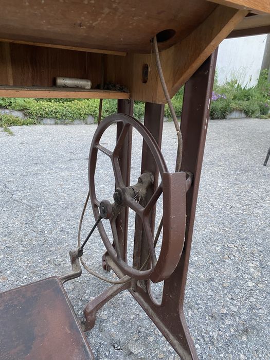 Ретро шевна машина Veritas с маса