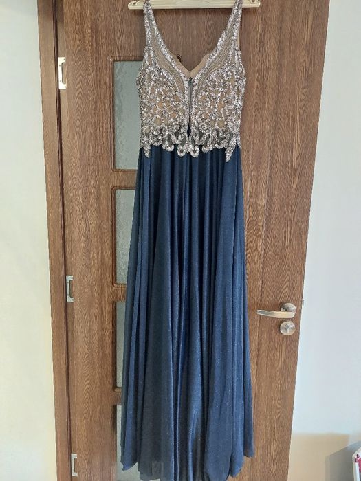 Официална рокля.