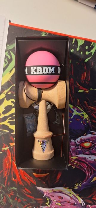 Kendama strogo roz