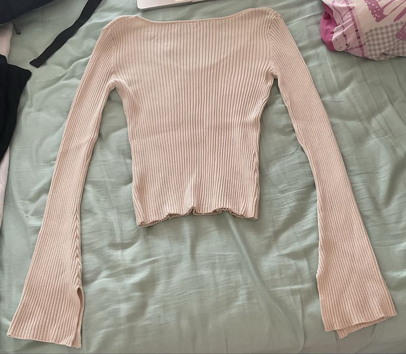 Top tricotat crem cu mâneci evazate