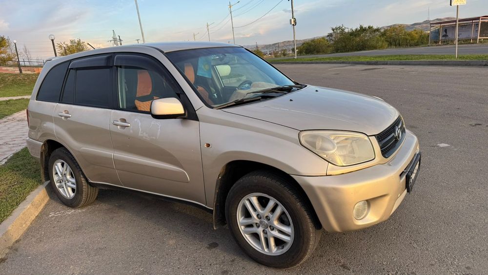 Автомобиль тайота рав 4