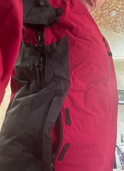 Продавам две туристически якета jack wolfskin и Helly Henson