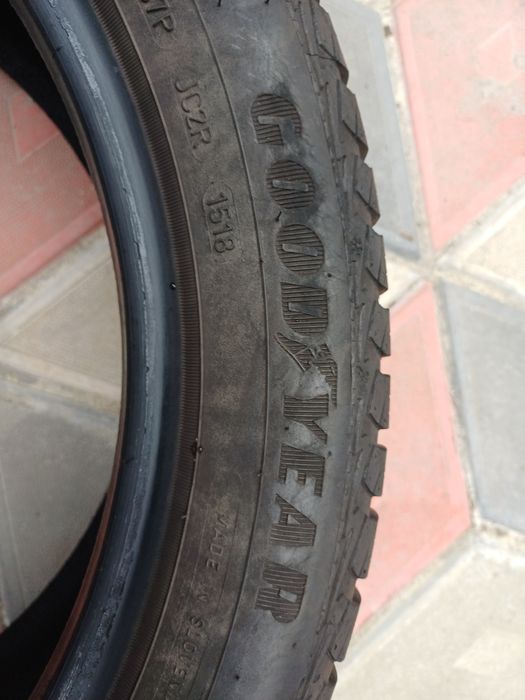 Vând 2 anvelope de iarna 205 50 r17 GOODYEAR foarte bune