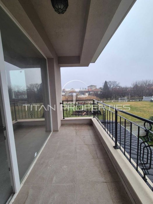 Двуетажна къща в Коматево