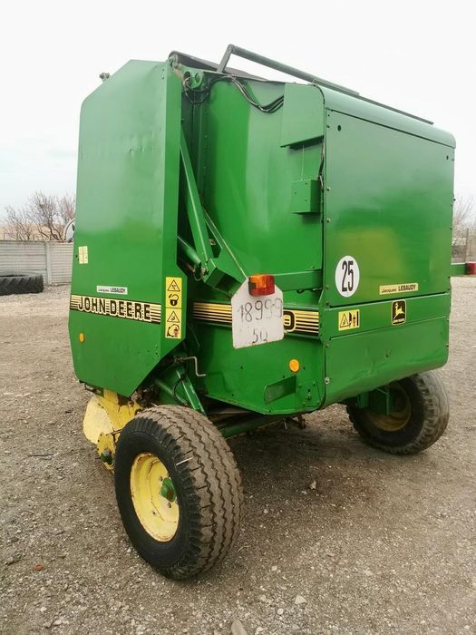 Vand presa de baloti rotunzi balotiera John Deere 580 recent adusa