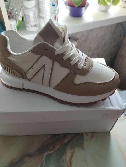 Кроссовки женские