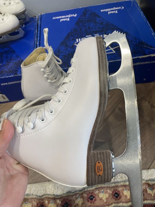 Продам коньки фирмы Riedell