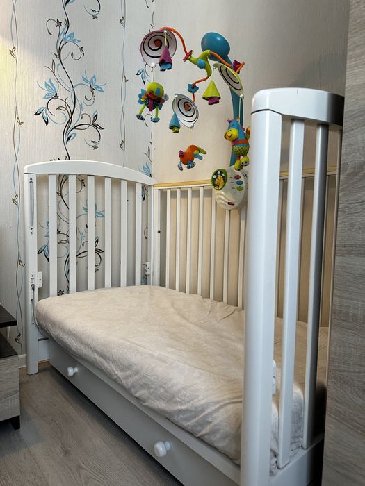 Кроватка детская + матрас+ мобиль