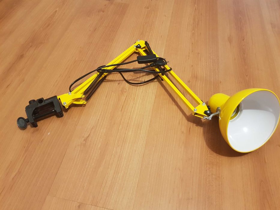 Продам лампу с креплением на кушетку.