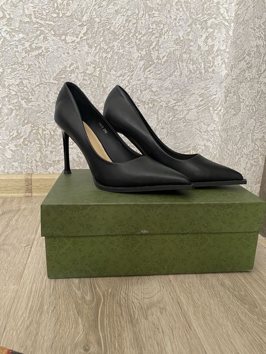 Корпаротывный и повсдневный туфли