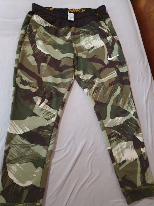 Долнище на Nike уникален модел