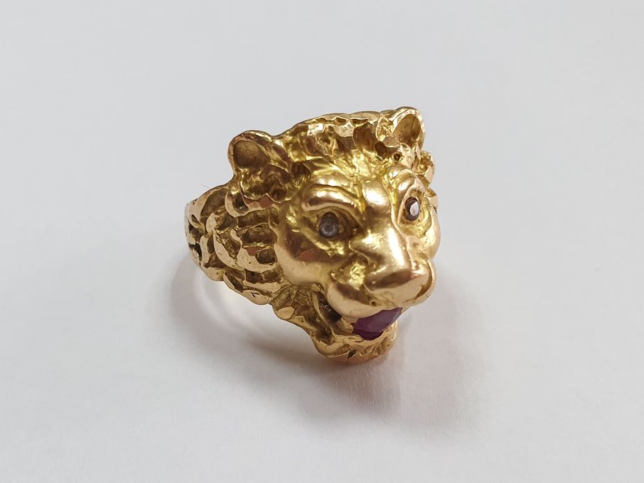 Ghiul model leu din aur de 18K cu diamante naturale și rubin natural