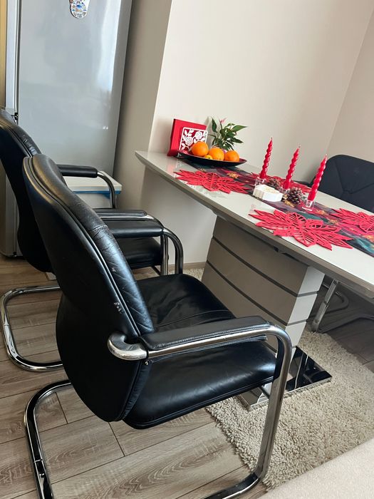 4 бр. Кожени столове с метална рамка.