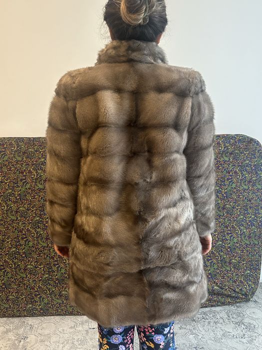 Шуба в отличном состояний.  размер 42