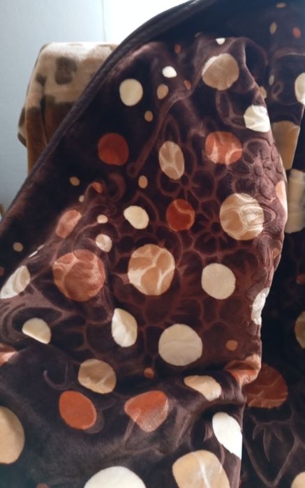 Pătură grofata , nouă 1,80/2 m , foarte plăcută !