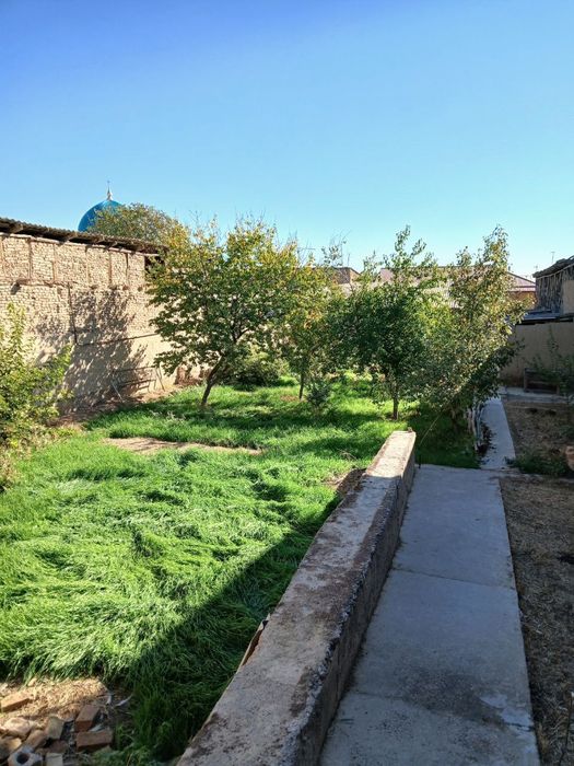 8 sutukli Uy sotiladi