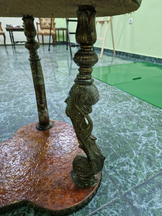 Уникална антикварна масичка с месинг и мраморен плот