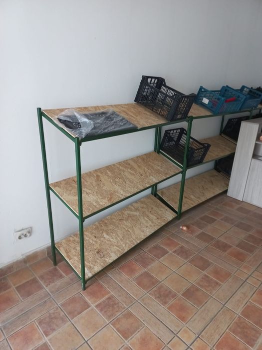 Rafturi legume fructe.