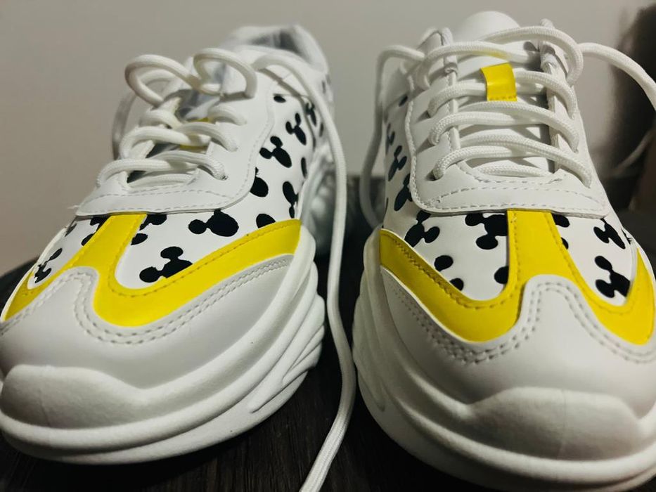 Adidasi pictați manual, tema Disney