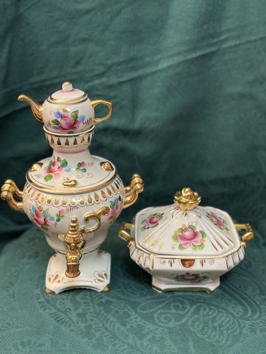 Порцеланов самовар и захарница Гжел