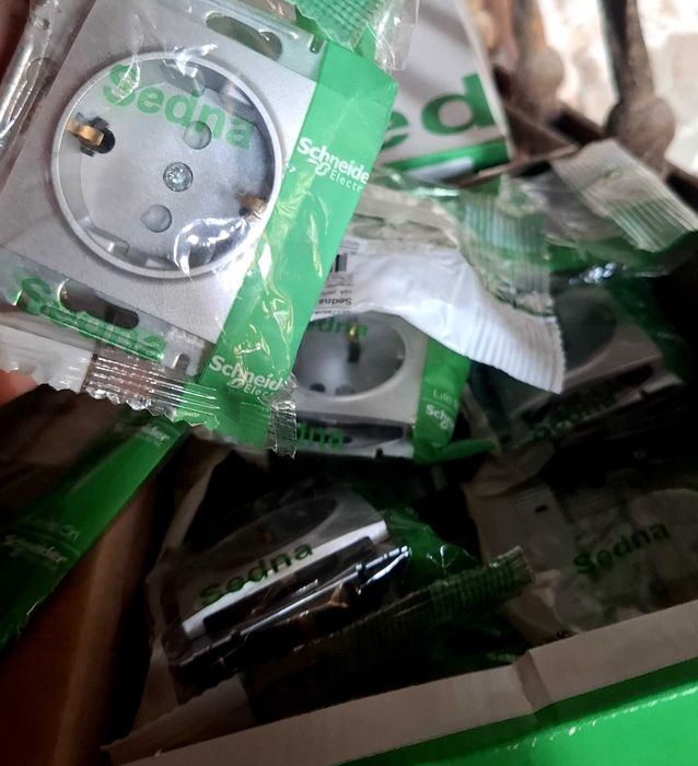 Se vinde următoarele corpuri de iluminat si electrice noi!