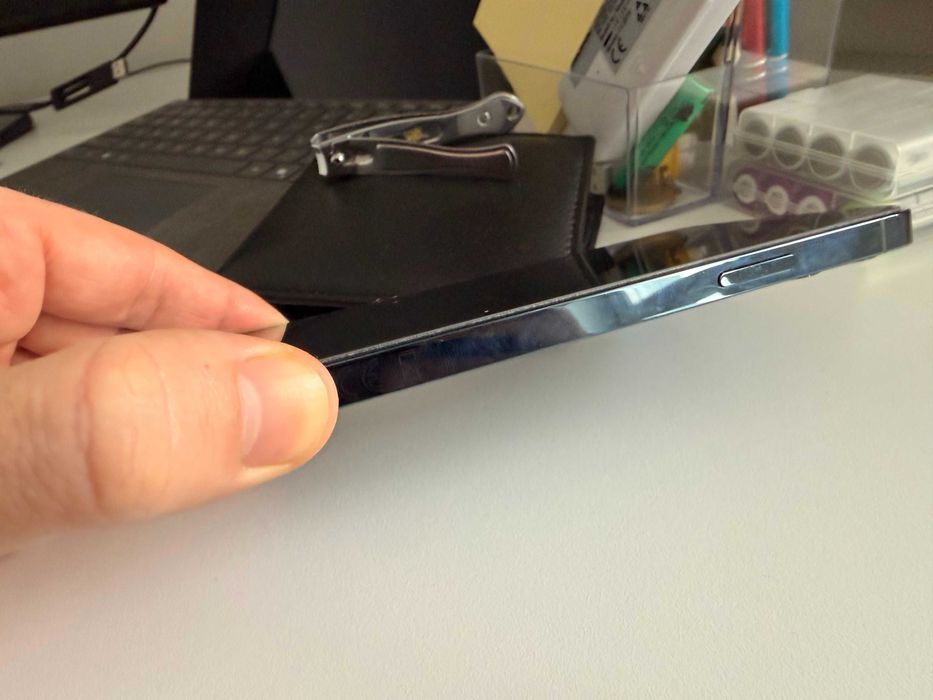 Iphone 12 Pro - 128GB - baterie 77% - vine cu 4 huse